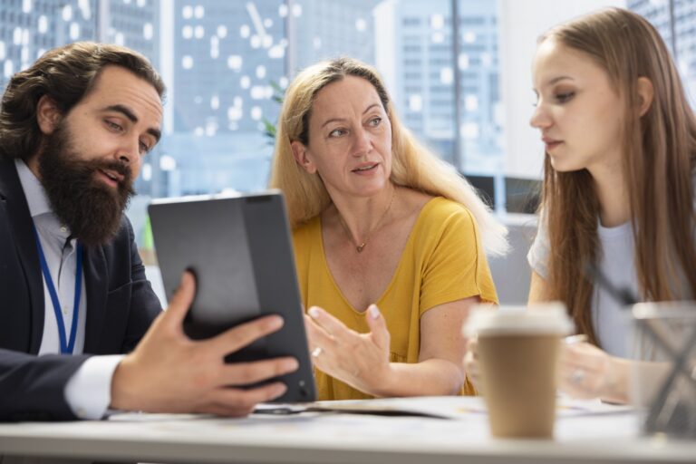 consultor usando software de planejamento financeiro em tablet para ajudar familia Grande