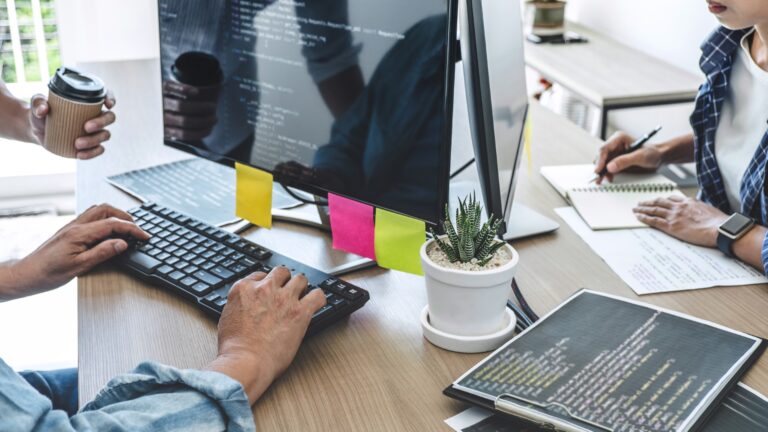 Profissional ajustando ou modernizando um site institucional
